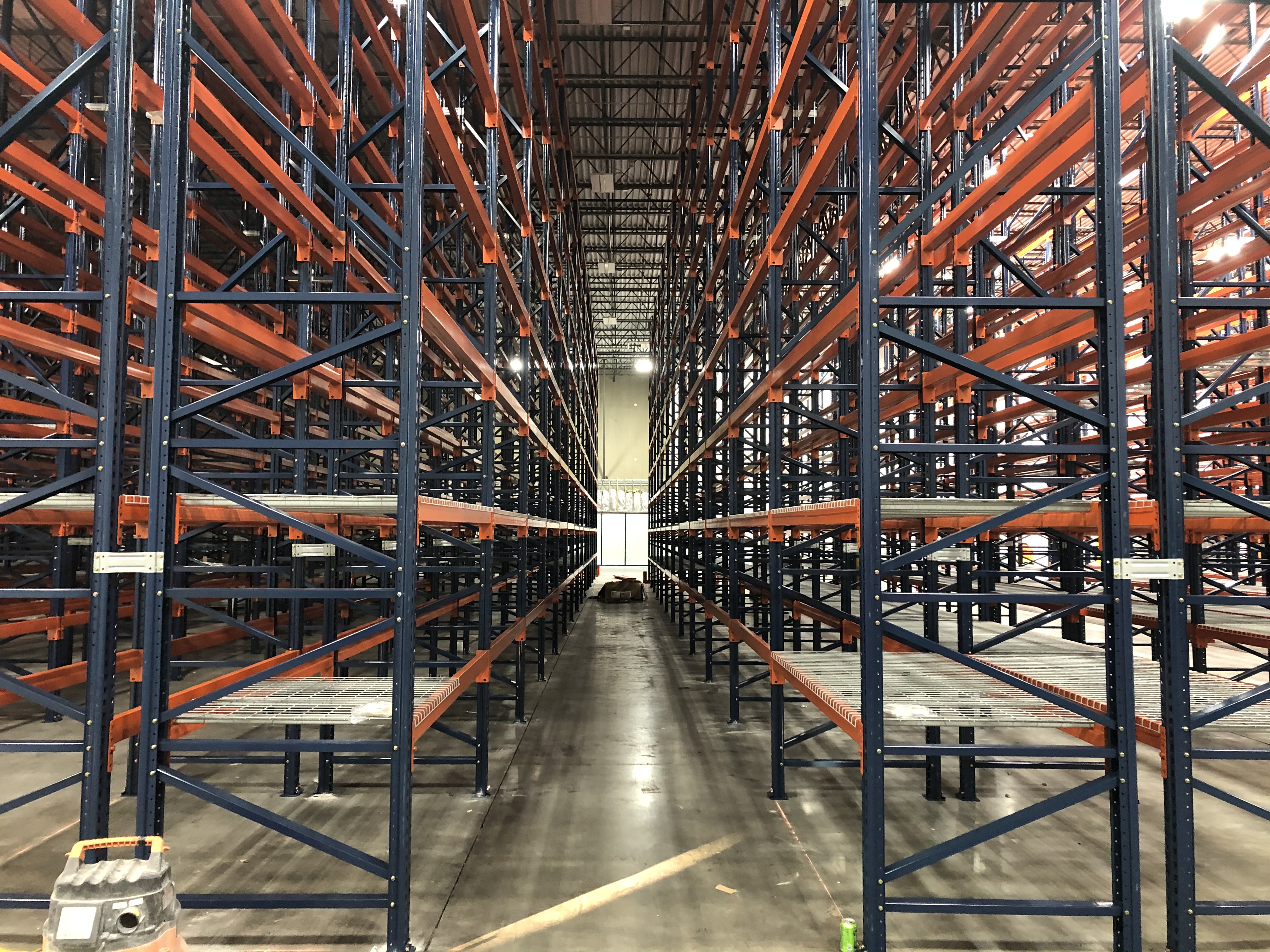 Narrow aisle pallet racking